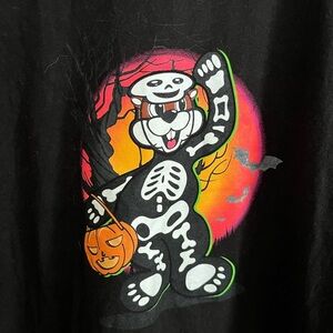 Buc-ees Men’s Halloween Glow Tee